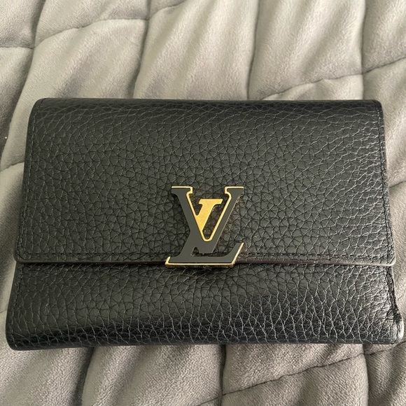 ♥️SOLD♥️ Authentic Louis Vuitton Capuchins Compact Wallet Noir - Picture 2 of 11